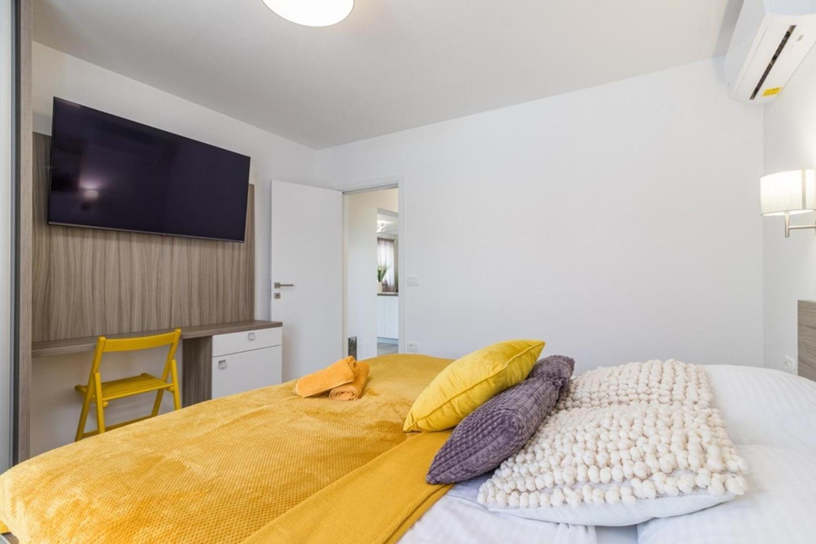 Horizon For 18 People Near With Large Garden And Children Playground