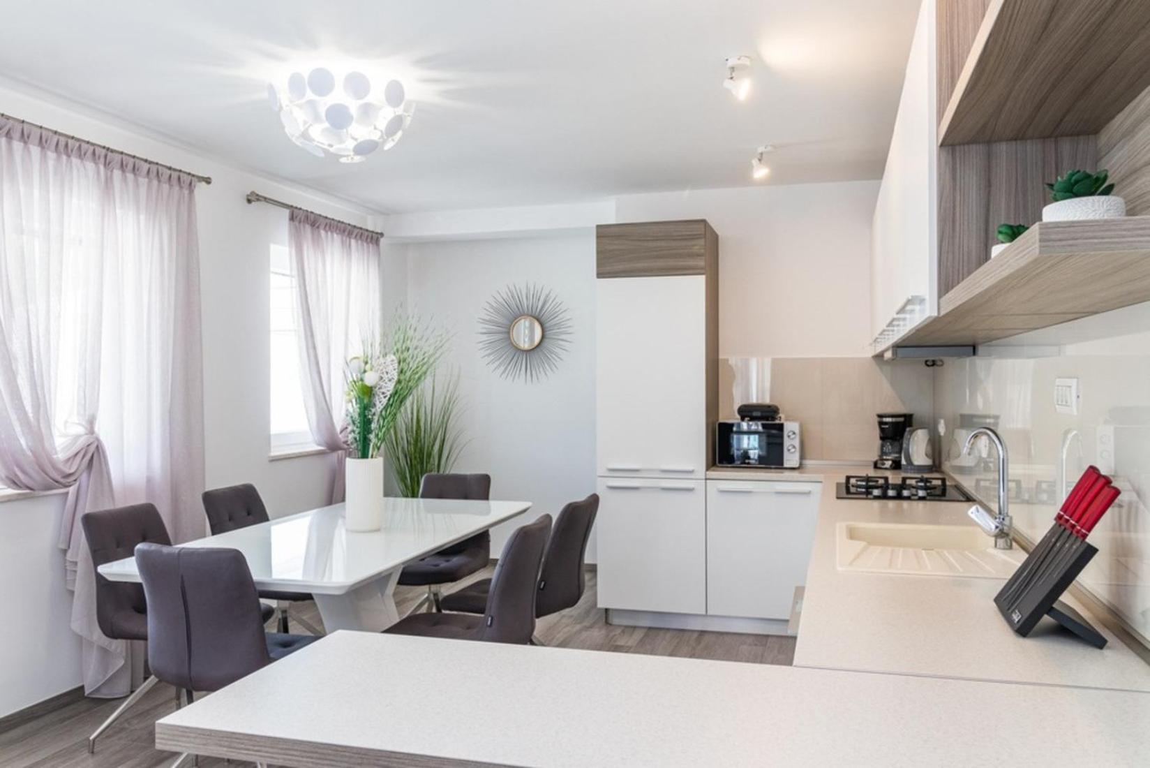 Horizon For 18 People Near With Large Garden And Children Playground Vila
