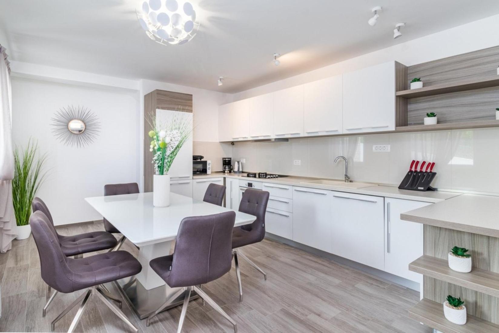 Horizon For 18 People Near With Large Garden And Children Playground Vila Pula