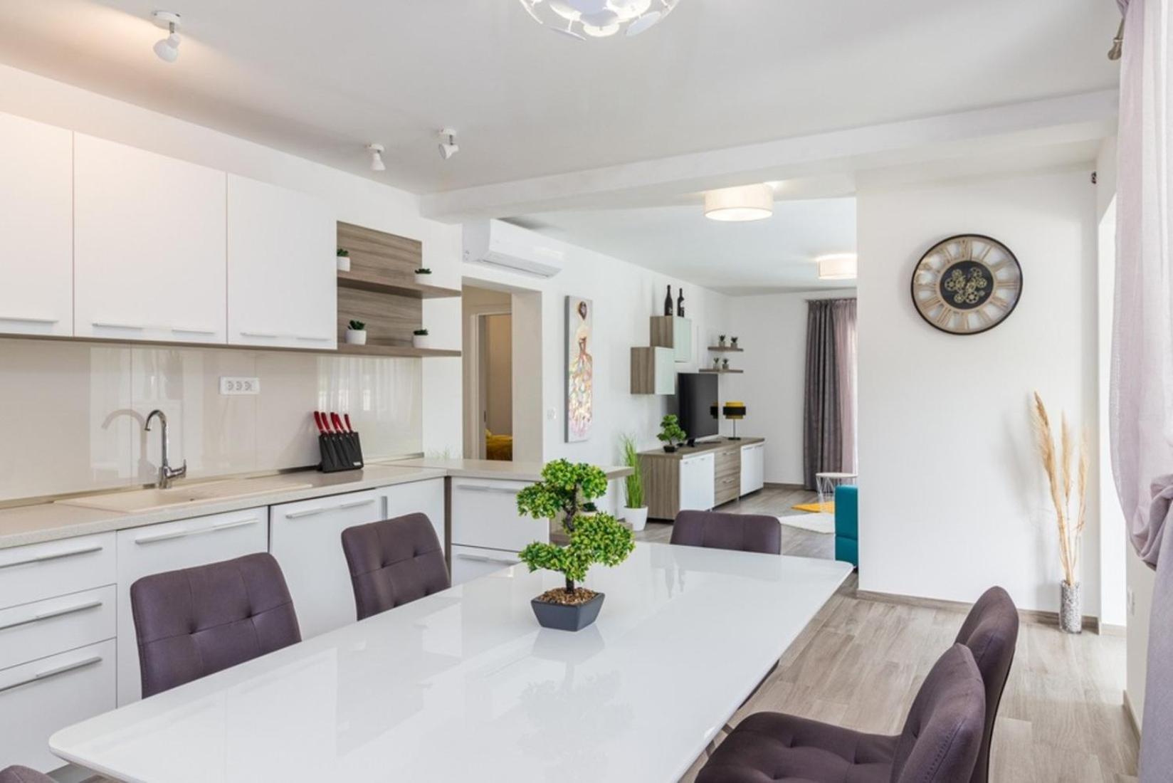 Vila Horizon For 18 People Near With Large Garden And Children Playground Pula