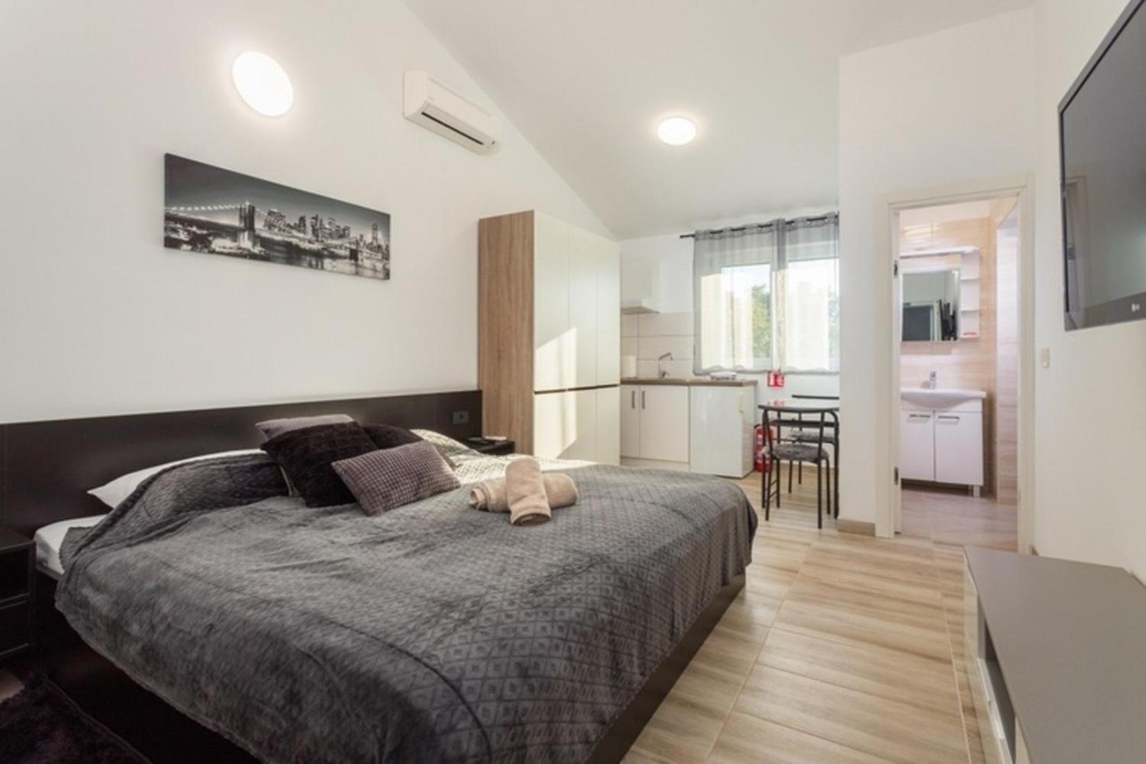 Horizon For 18 People Near With Large Garden And Children Playground Pula