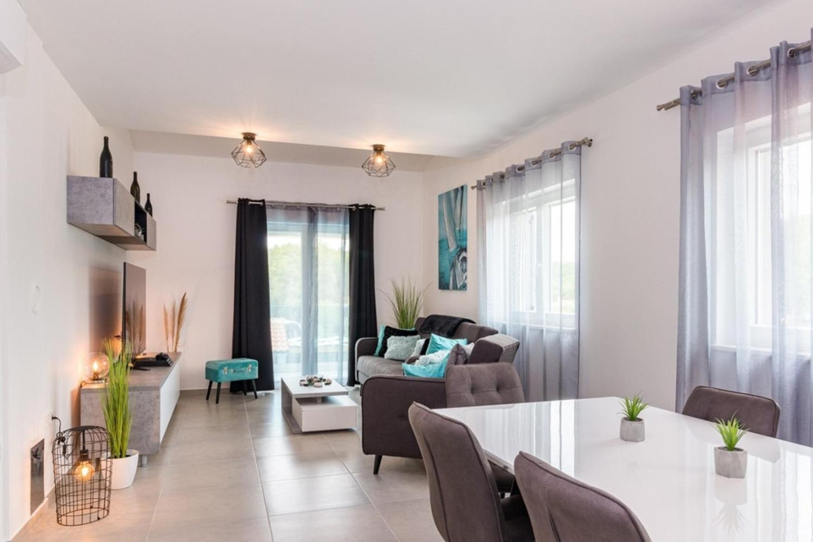 Horizon For 18 People Near With Large Garden And Children Playground Vila
