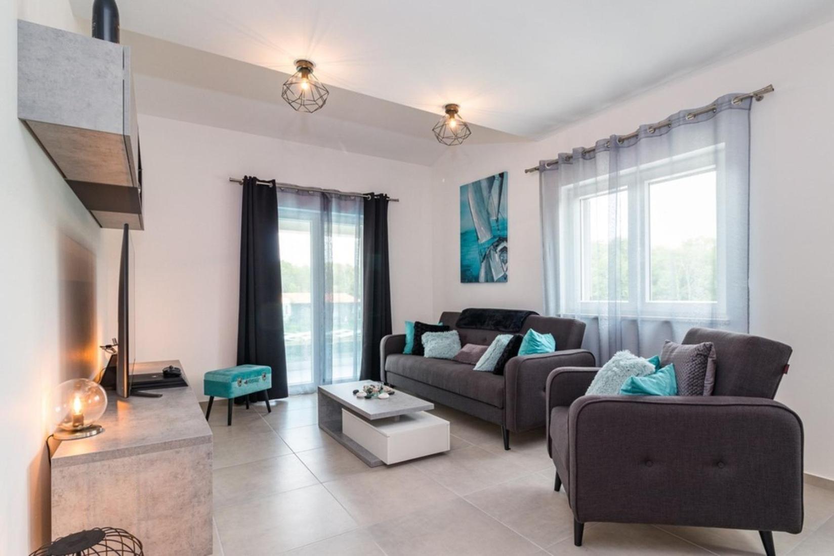 Horizon For 18 People Near With Large Garden And Children Playground Vila *
