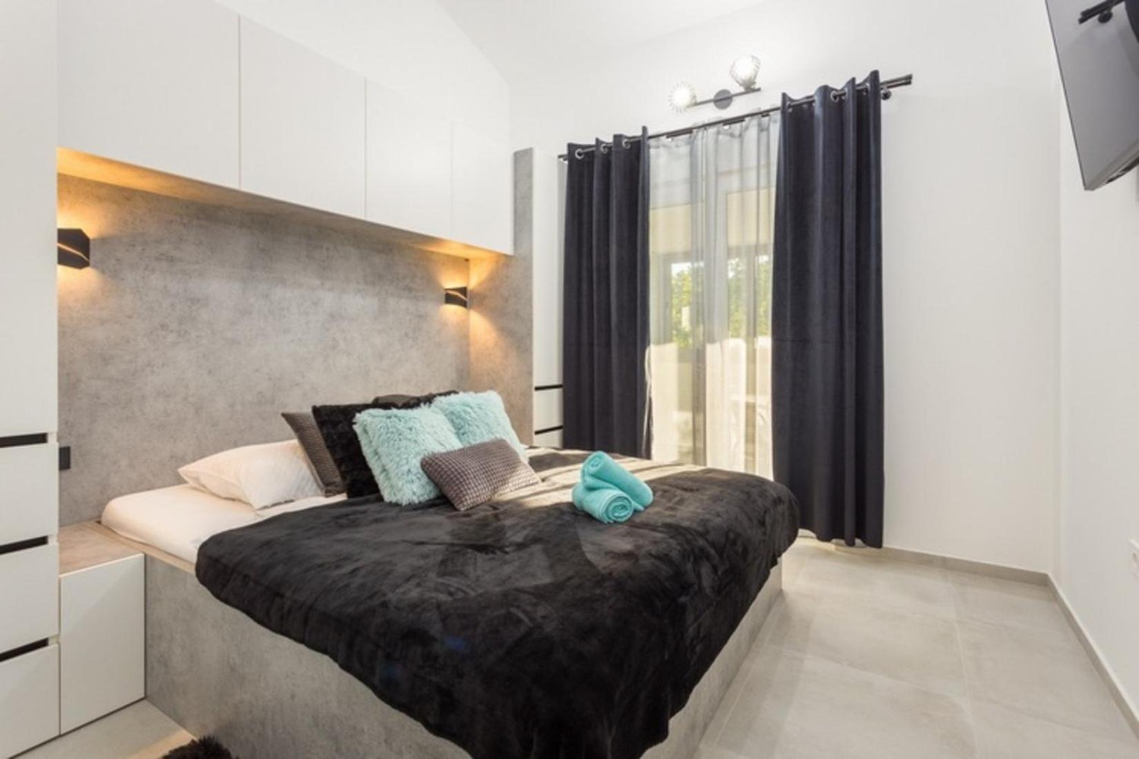 Horizon For 18 People Near With Large Garden And Children Playground *