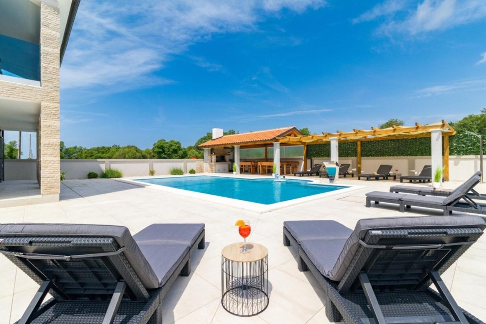 Horizon For 18 People Near With Large Garden And Children Playground Vila
