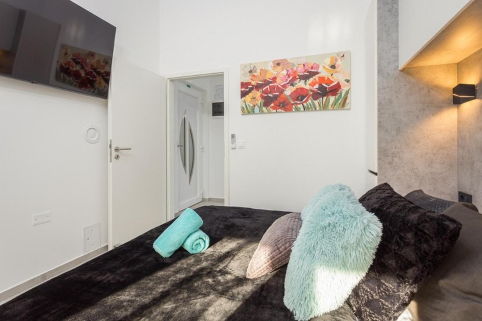 Horizon For 18 People Near With Large Garden And Children Playground Vila *