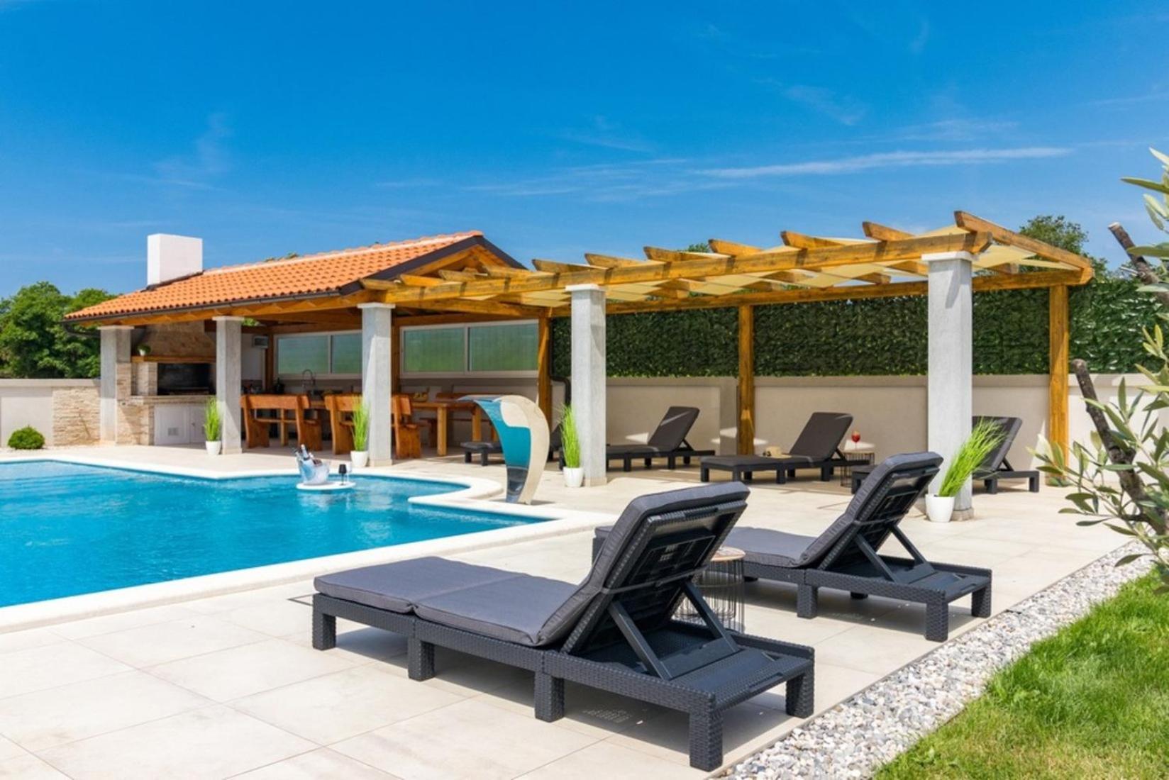 Horizon For 18 People Near With Large Garden And Children Playground Vila