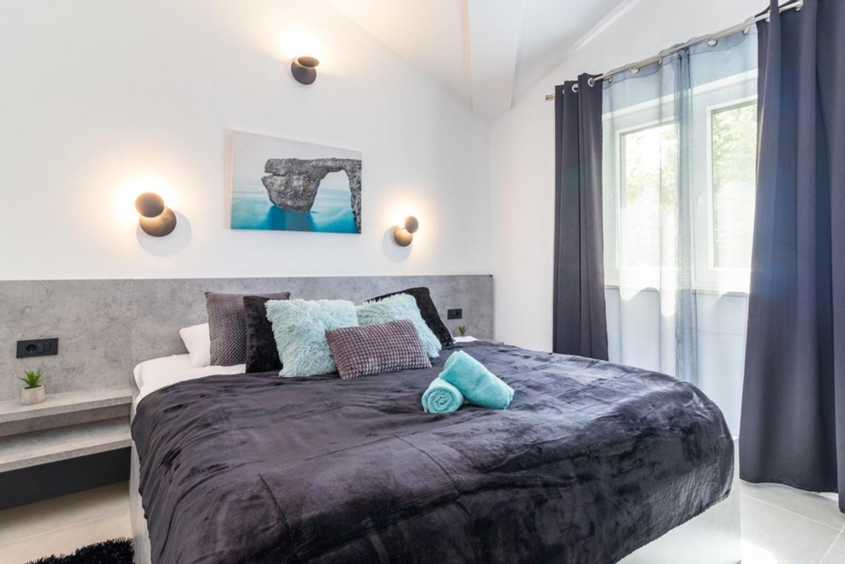 Horizon For 18 People Near With Large Garden And Children Playground Vila *