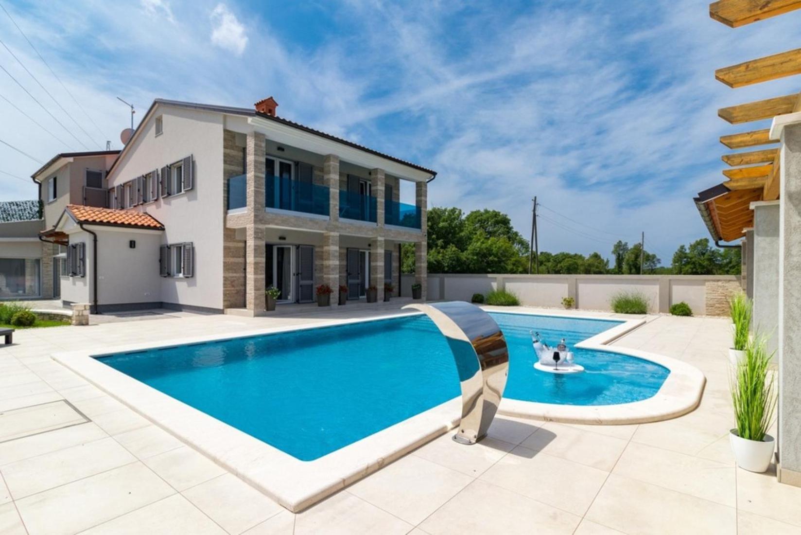 Vila Horizon For 18 People Near With Large Garden And Children Playground *