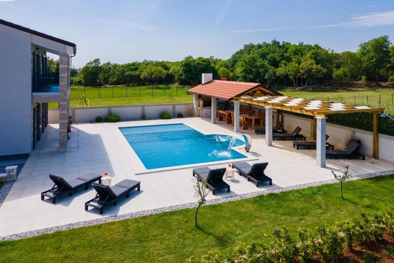 Horizon For 18 People Near With Large Garden And Children Playground Vila Pula
