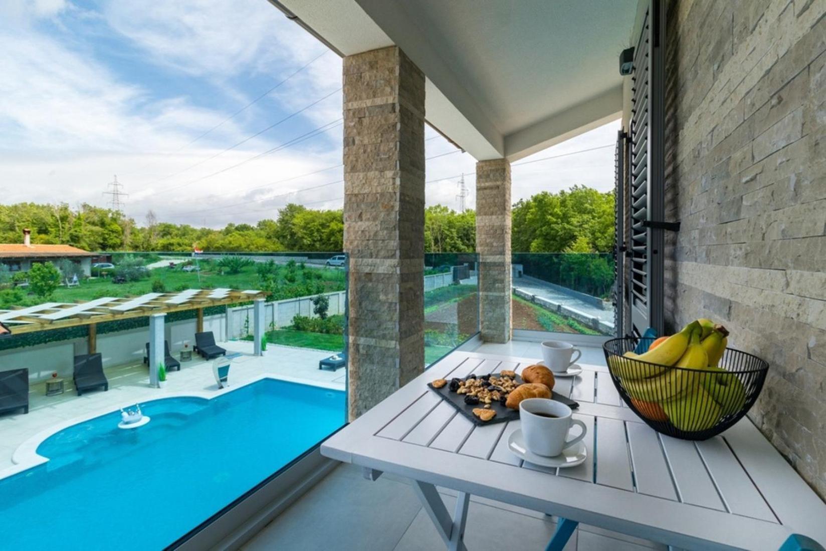 Horizon For 18 People Near With Large Garden And Children Playground Pula