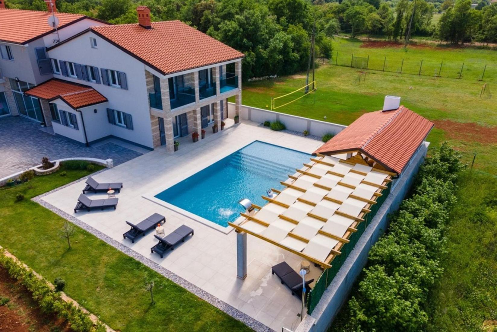 Horizon For 18 People Near With Large Garden And Children Playground Vila *
